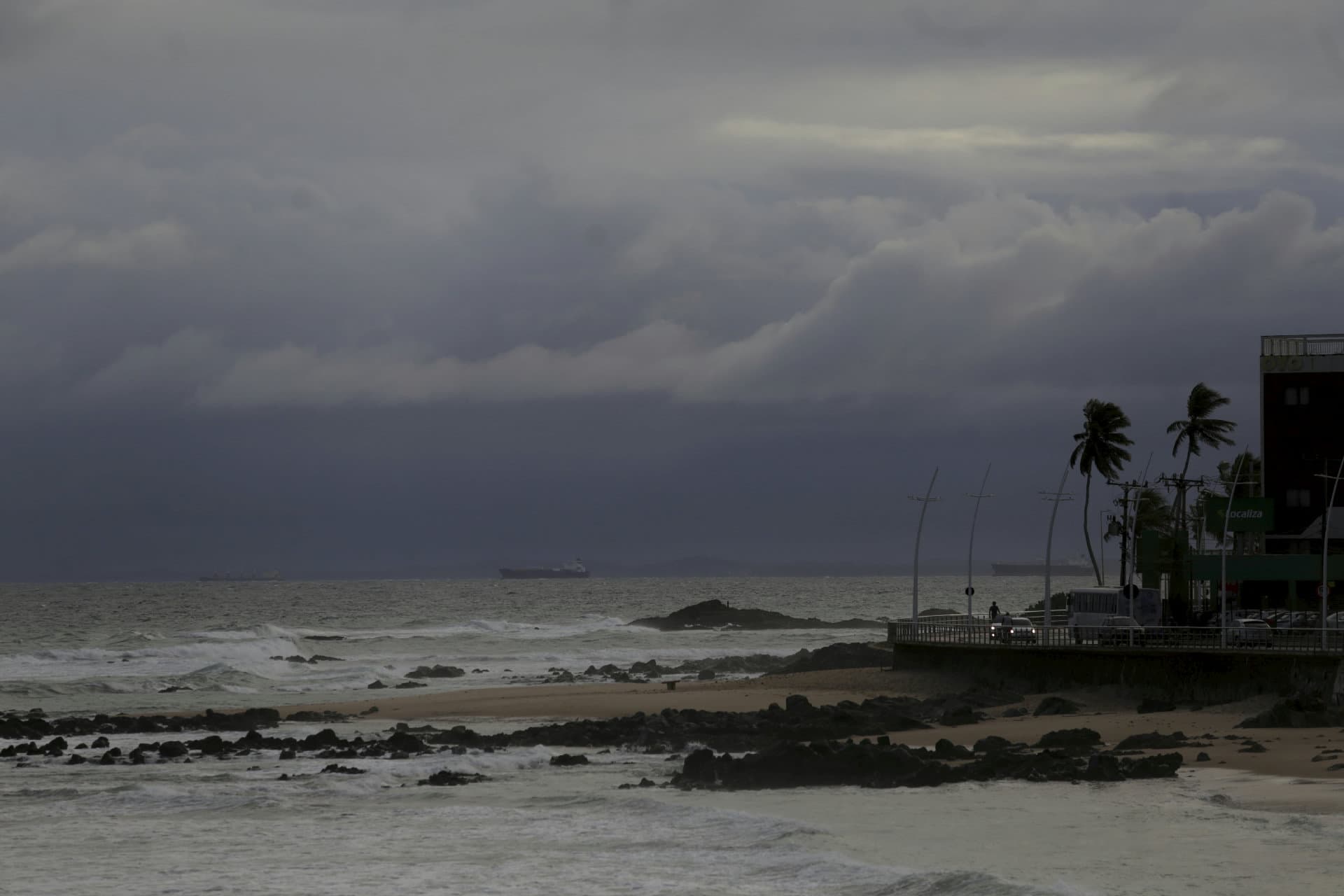 Céu nublado com ventania no litoral da Bahia durante alerta de vendaval