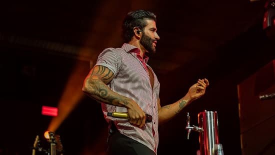 Palco principal do Arraiá do Povo 2026 na Orla da Atalaia, em Aracaju, durante show noturno