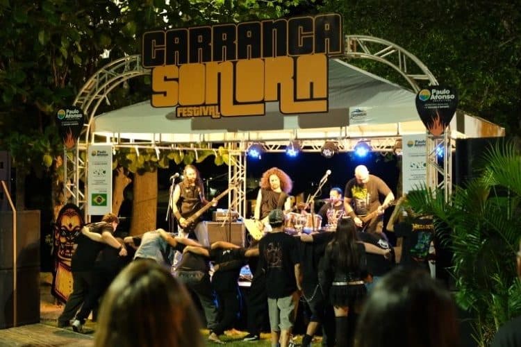 Palco do Festival Carranca Sonora no monumento Touro e a Sucuri em Paulo Afonso