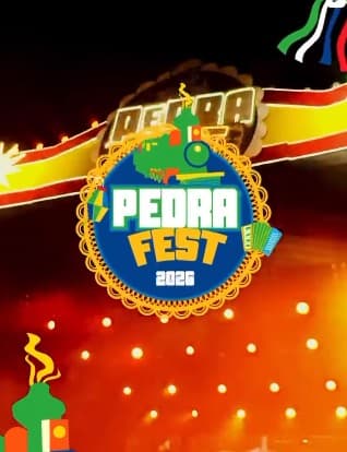 Palco do Pedra Fest em Delmiro Gouveia, Alagoas, com público animado durante apresentação noturna