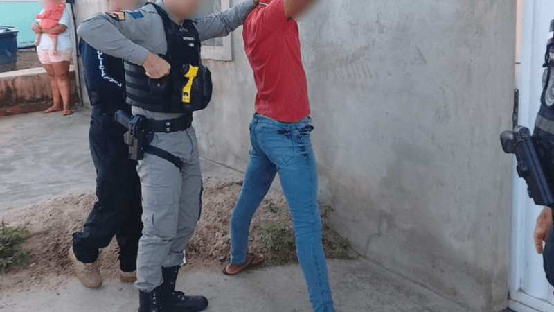 Viatura policial em frente a residência no interior de Alagoas
