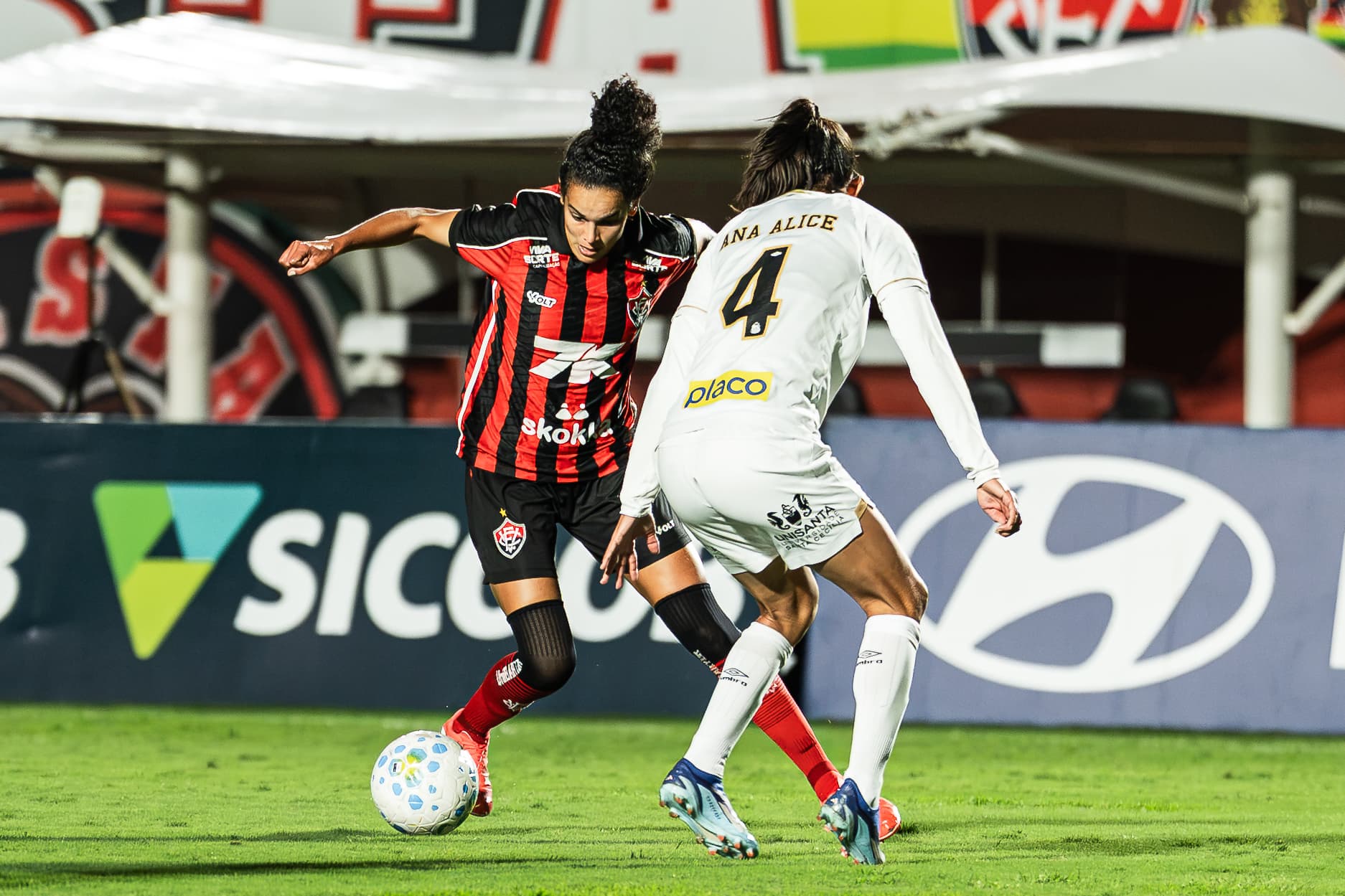 Jogadoras do Vitória em campo no Barradão durante partida do Brasileirão Feminino