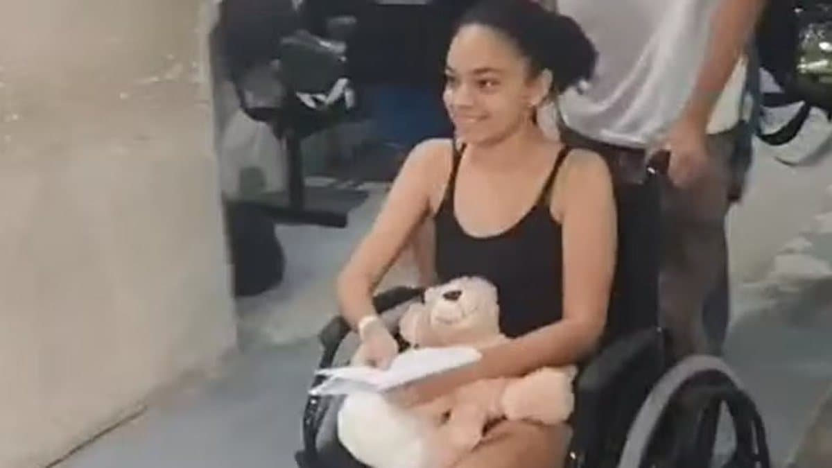 Marcela Vitória sorrindo ao receber alta do Hospital da Restauração no Recife após ataque de tubarão