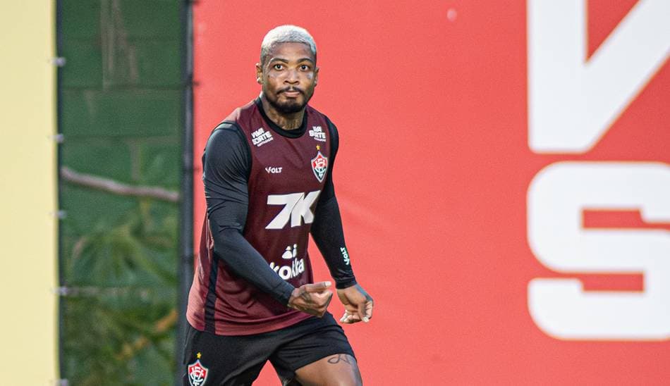Atacante Marinho durante treino no CT do Vitória