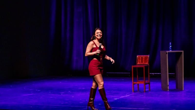 Bruna Louise no palco durante apresentação de stand-up comedy