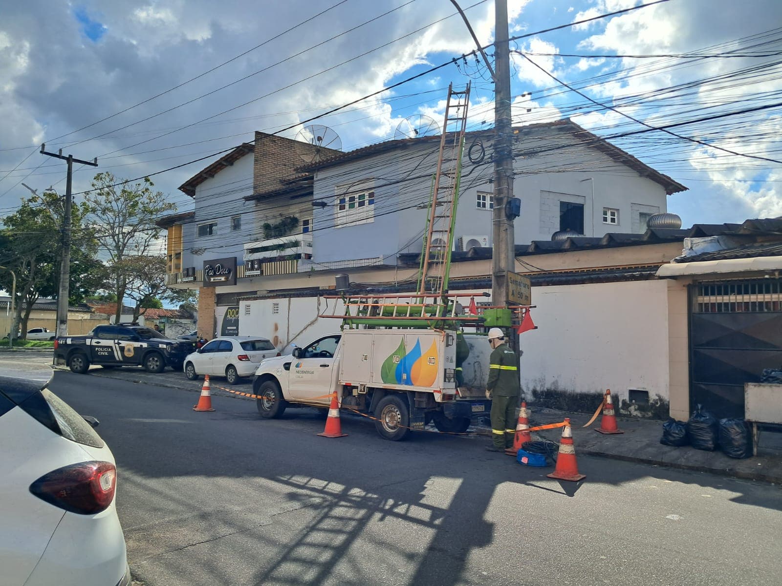 Equipes da Neoenergia Coelba e Polícia Civil durante operação de combate ao furto de energia em Feira de Santana