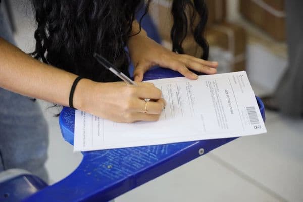 Candidatos em sala de prova durante concurso público do Ministério Público de Alagoas
