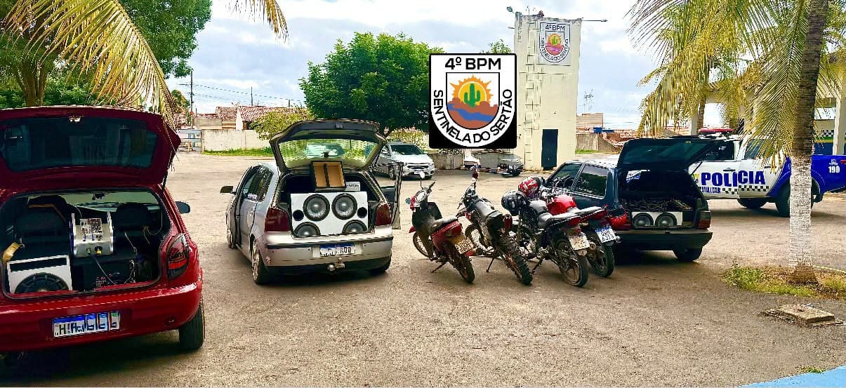 Policiais militares do 4º BPM durante fiscalização de motocicletas no Alto Sertão de Sergipe