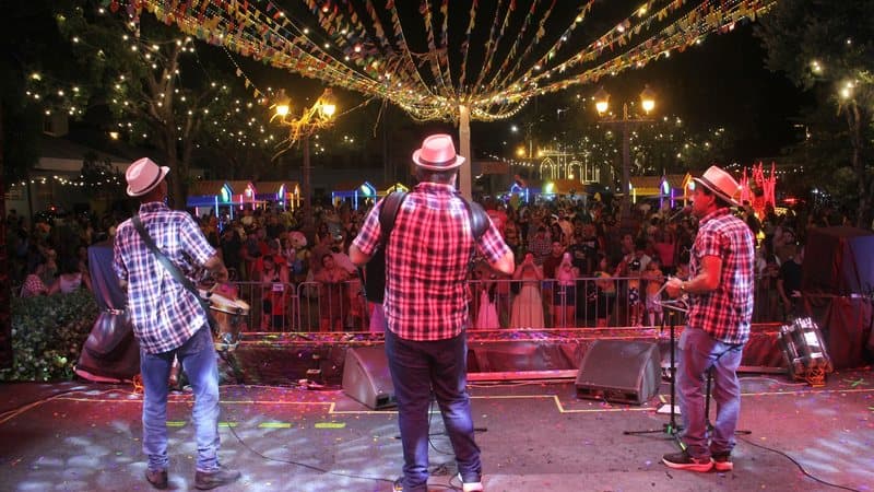 Apresentação de coco de roda e quadrilha junina no Polo Dois Leões durante o São João Raiz 2026 em Maceió