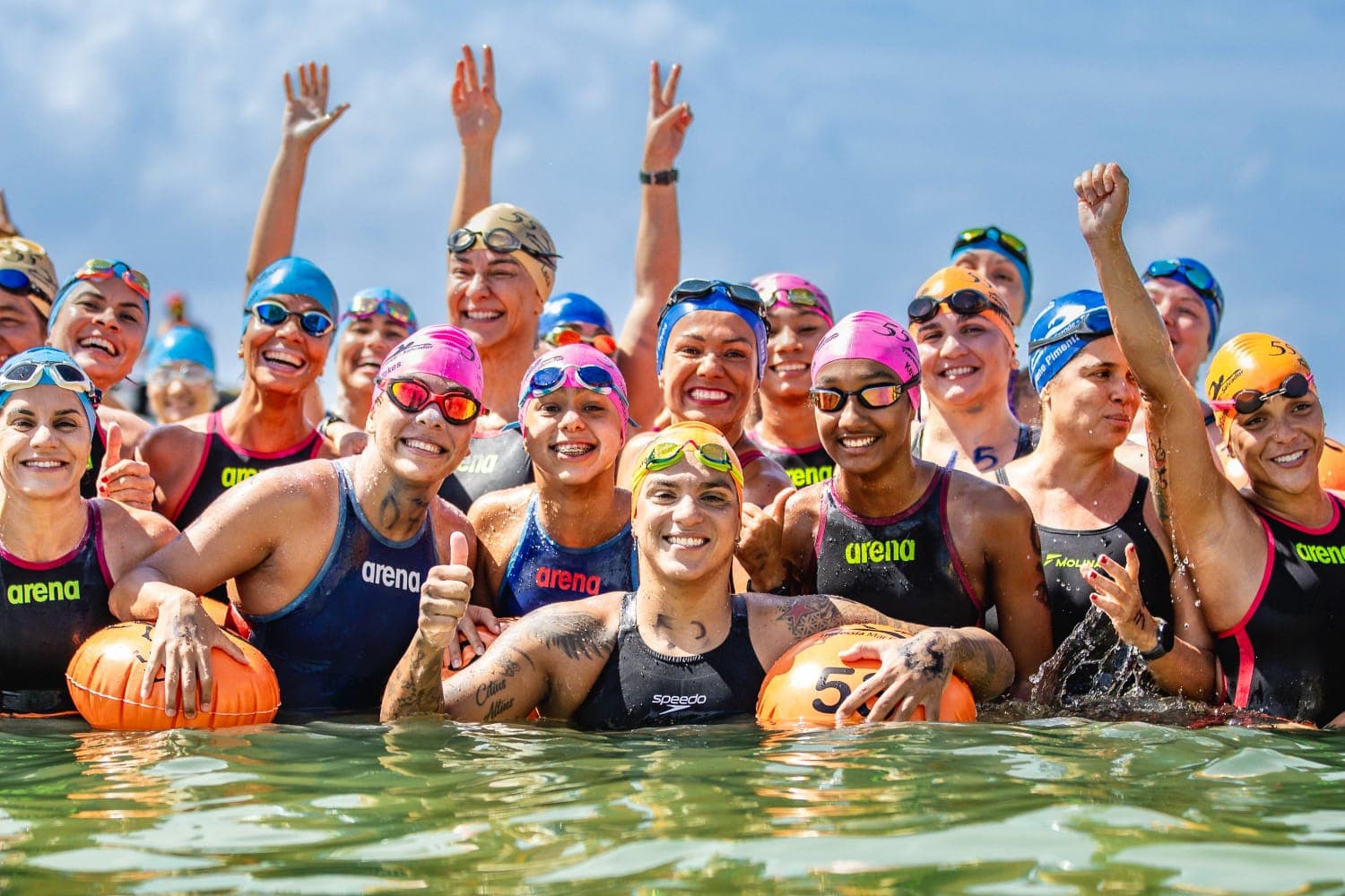 Nadadores na largada da Travessia Mar Grande-Salvador na Baía de Todos-os-Santos