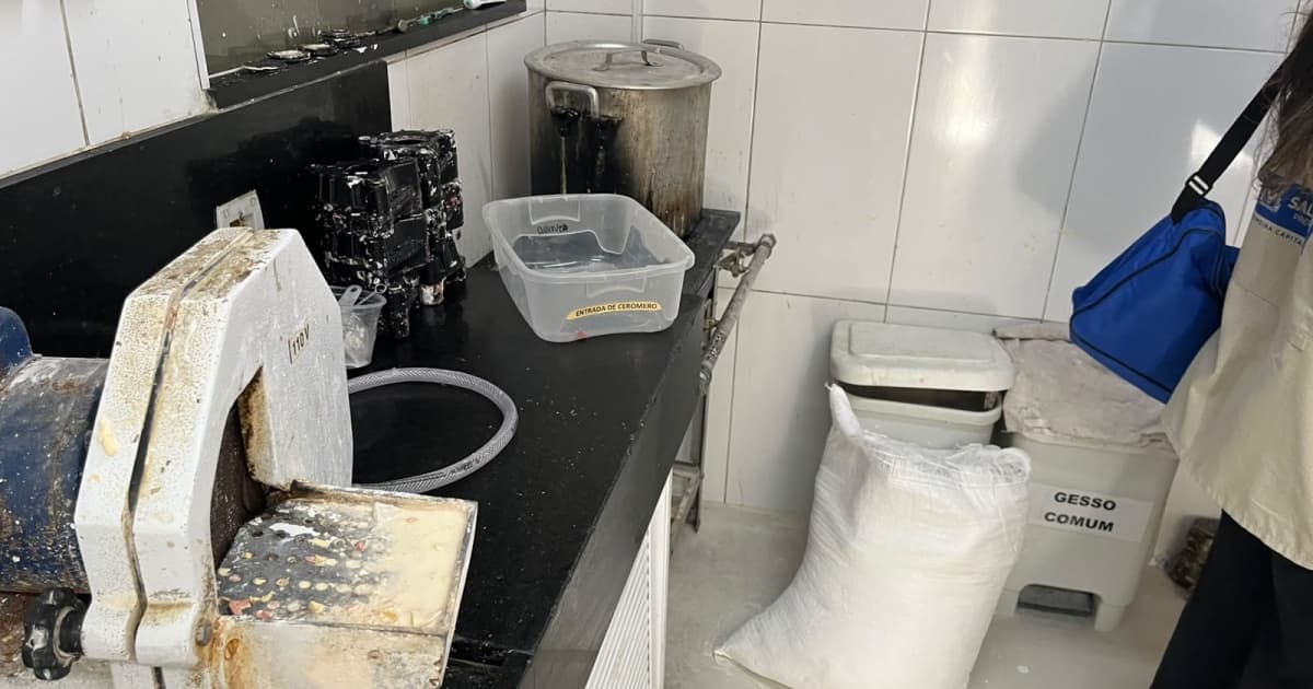 Policiais realizam fiscalização em clínica odontológica durante a Operação Sorriso Seguro em Salvador