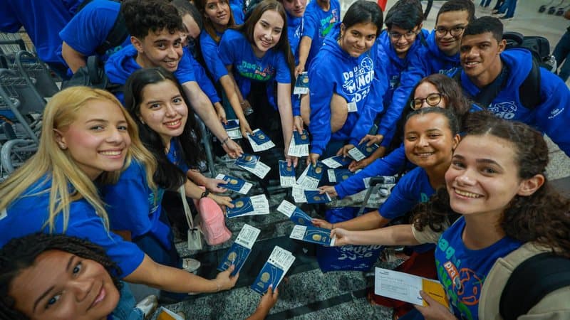 Estudantes alagoanos do ensino médio da rede pública com materiais escolares, representando o programa de intercâmbio Daqui Pra o Mundo
