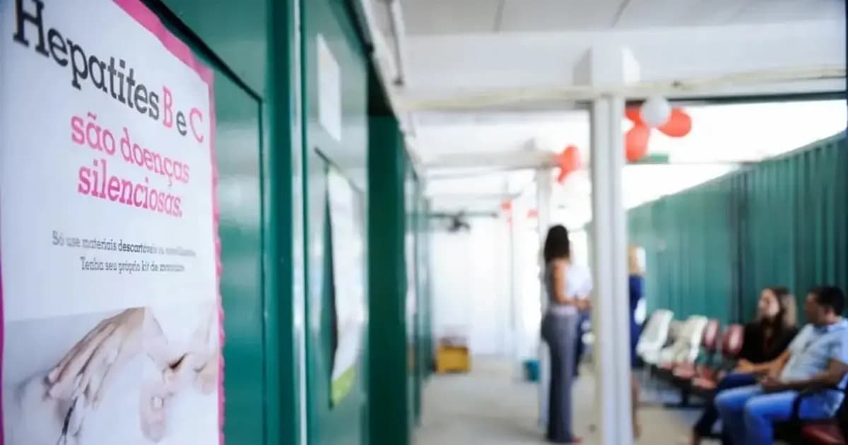 Profissional de saúde realizando teste rápido para hepatites virais em unidade do SUS na Bahia