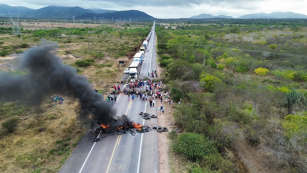 Indígenas bloqueiam rodovia federal em protesto contra o marco temporal