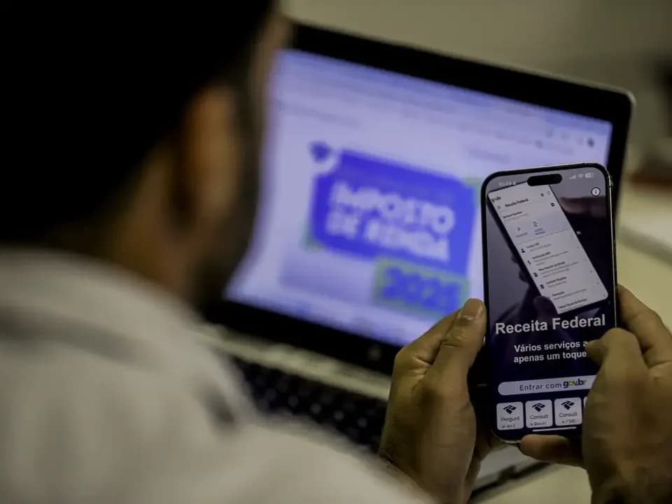 Declaração do Imposto de Renda com formulário e caneta sobre mesa