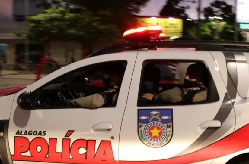 Viatura da Polícia Militar em frente a residência durante ocorrência de violência doméstica em Delmiro Gouveia