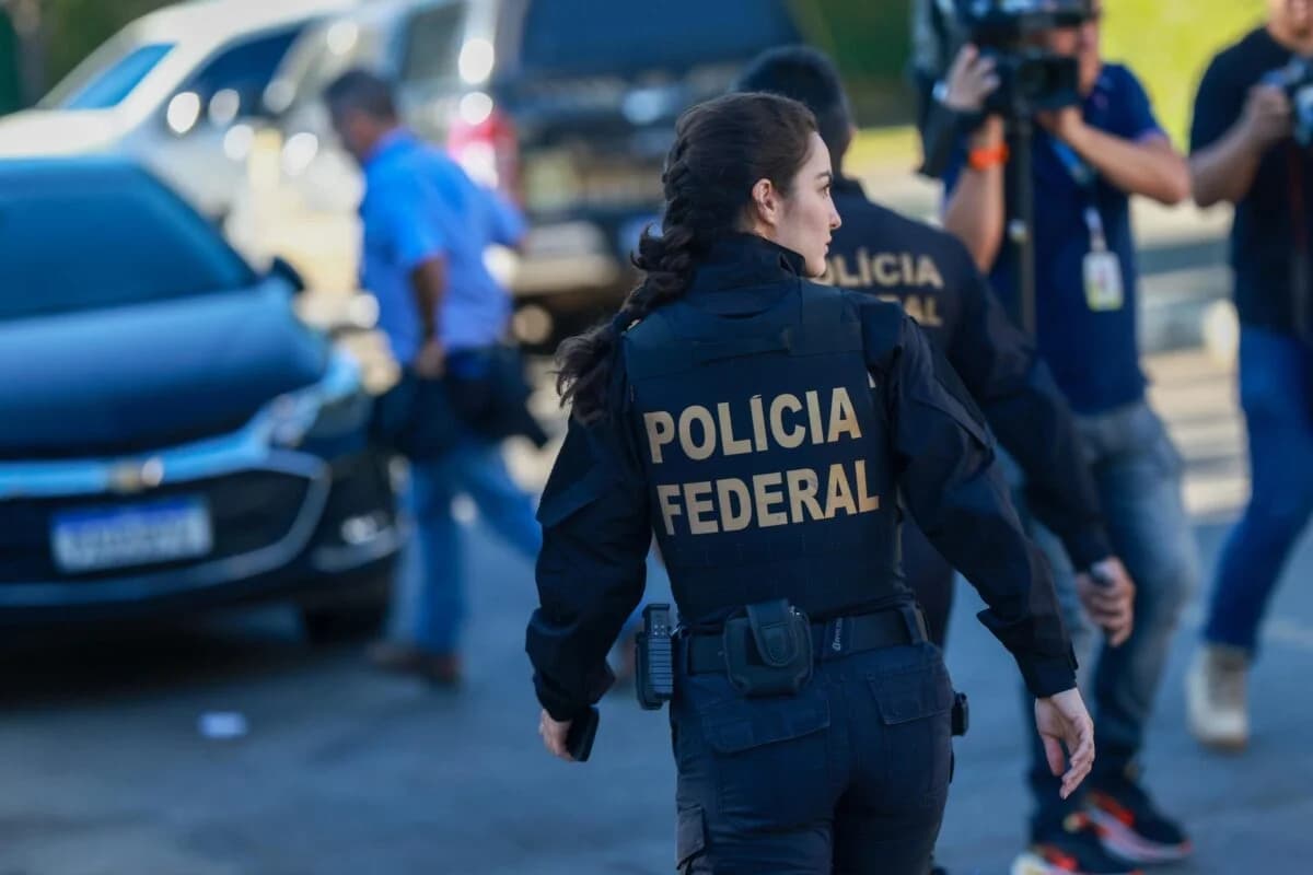 Policiais federais durante operação de busca e apreensão contra fraude no INSS em Alagoas