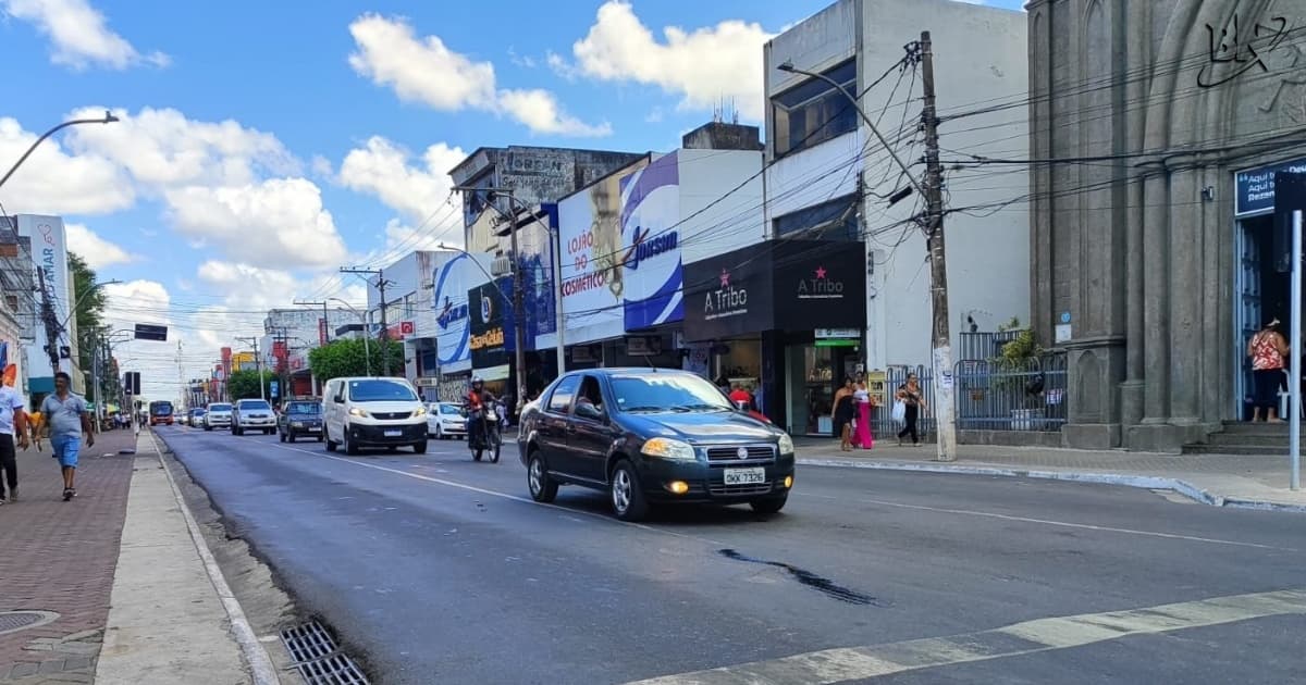 Fachada de prefeitura municipal no interior da Bahia, representando os municípios afetados pelo reajuste do piso salarial de médicos e dentistas