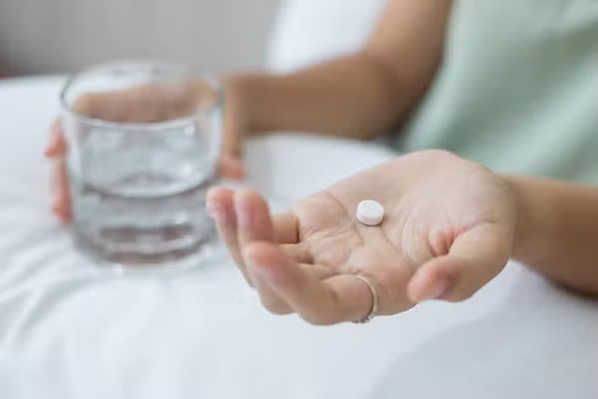 Profissional de saúde entrega medicamentos na casa de paciente idoso
