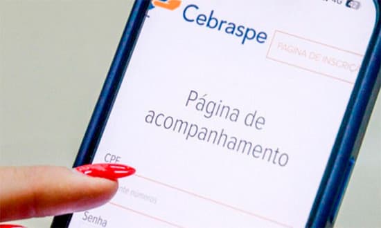 Sala de aula da rede pública com carteiras e quadro negro, representando o concurso para professor da SEDUC/AL 2026