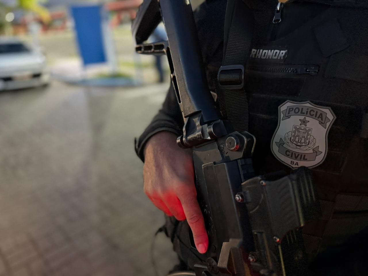 Viatura da Polícia Civil da Bahia em frente a delegacia