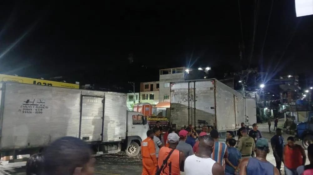 Caminhões parados em frente ao Terminal de São Joaquim, em Salvador, durante protesto de caminhoneiros