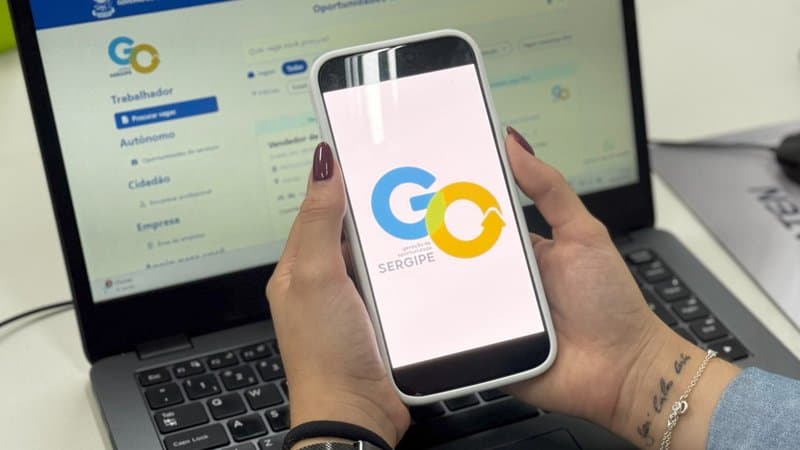 Pessoa utilizando celular para acessar plataforma de vagas de emprego GO Sergipe