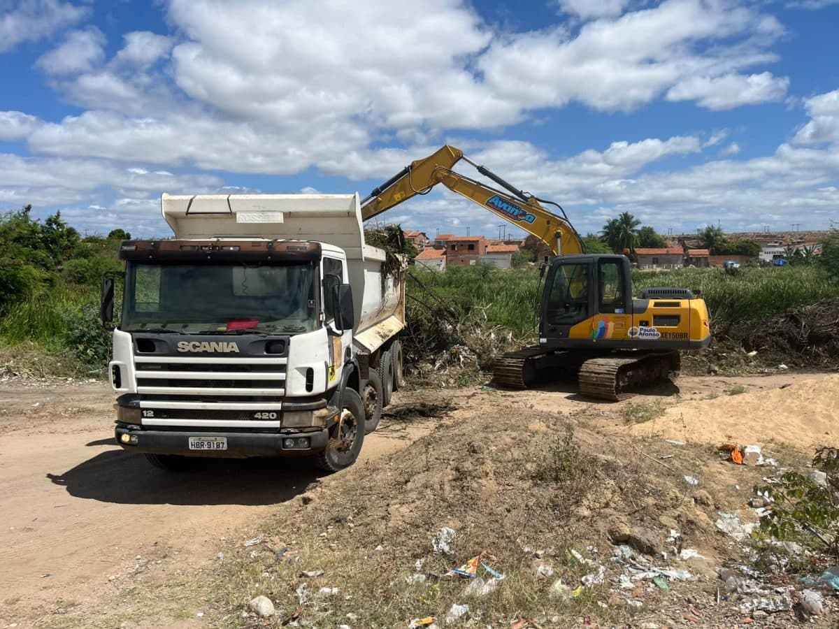 Equipe da prefeitura realiza limpeza na lagoa do bairro Centenário em Paulo Afonso