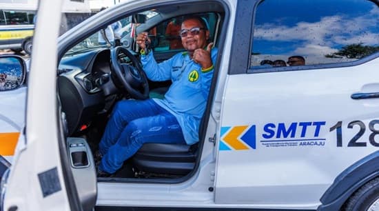 Veículos padronizados de táxi lotação de Aracaju com nova identidade visual do Transporte Complementar Urbano