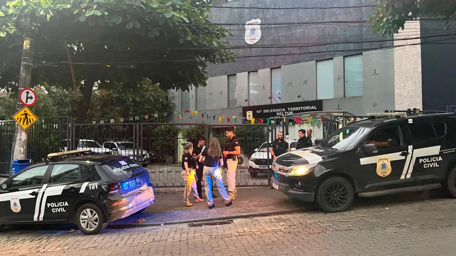 Policiais civis da Bahia durante cumprimento de mandados da Operação Balaclava em Salvador