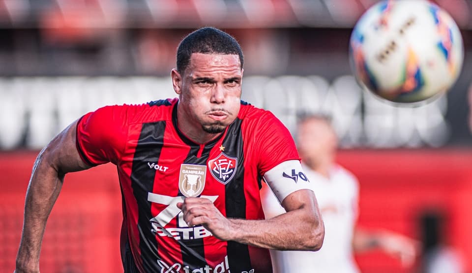 Zagueiro Neris durante partida pelo Esporte Clube Vitória