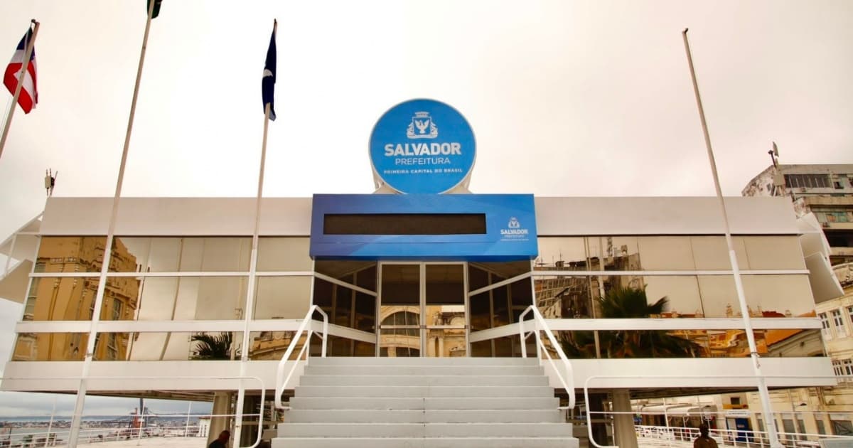 Sede da Prefeitura de Salvador com logotipo institucional ao fundo