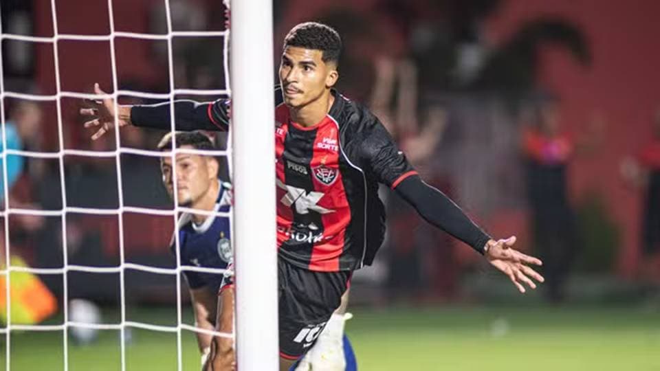 Atacante Renê, do Vitória, comemora gol pelo clube baiano
