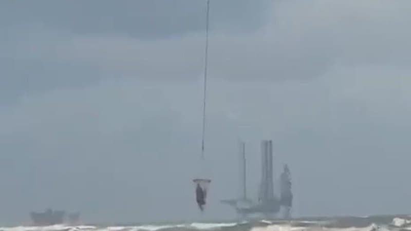 Helicóptero do GTA/SSP de Sergipe em operação de resgate marítimo