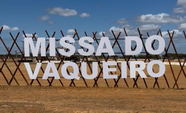Vaqueiros a cavalo em procissão na Missa do Vaqueiro de Serrita, Pernambuco