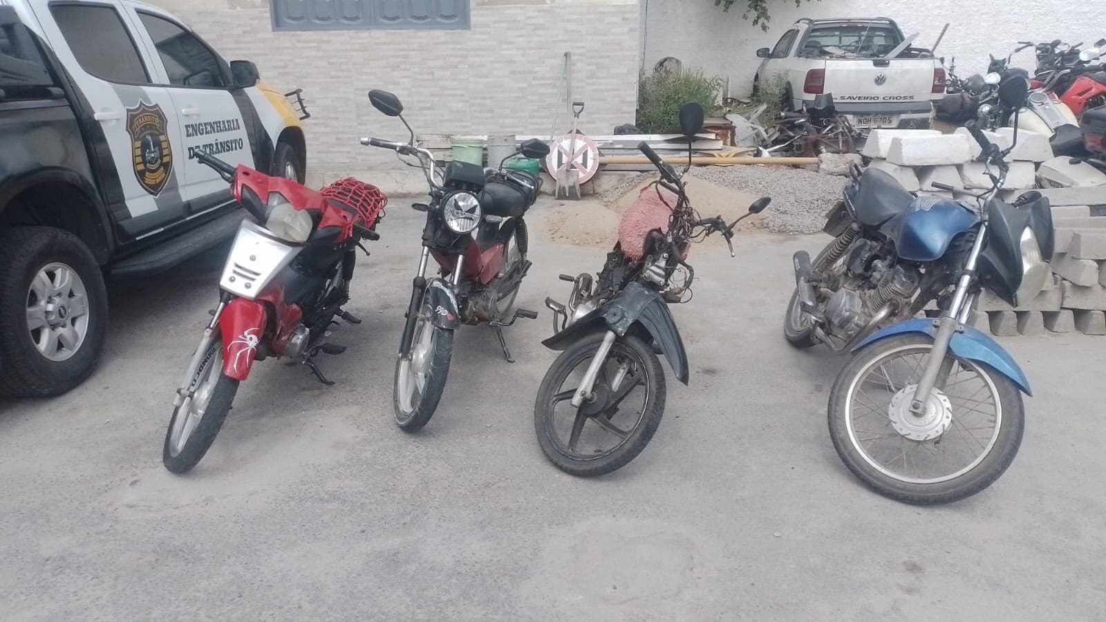 Agente da SMTT de Delmiro Gouveia fiscaliza motocicleta durante operação de trânsito