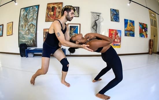 Bailarinos da Companhia Jovem de Dança da UFS em ensaio para o espetáculo Summertime