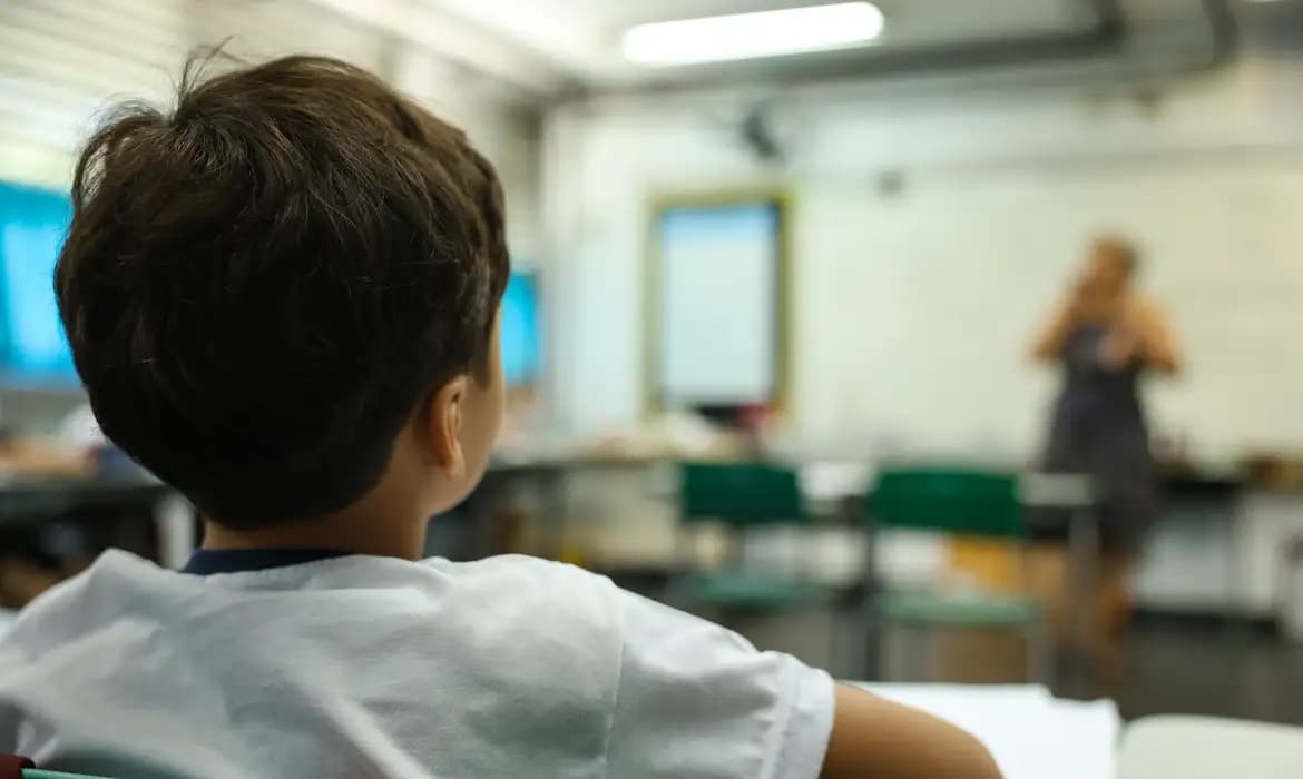 Secretário de Educação do município atribui resultado a acompanhamento pedagógico contínuo nas escolas.
