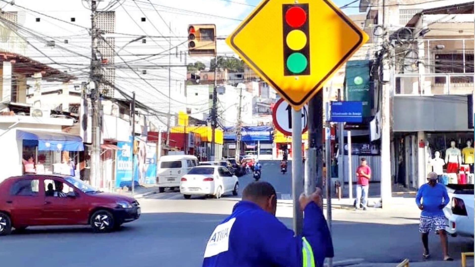 Semáforo em cruzamento urbano de cidade baiana