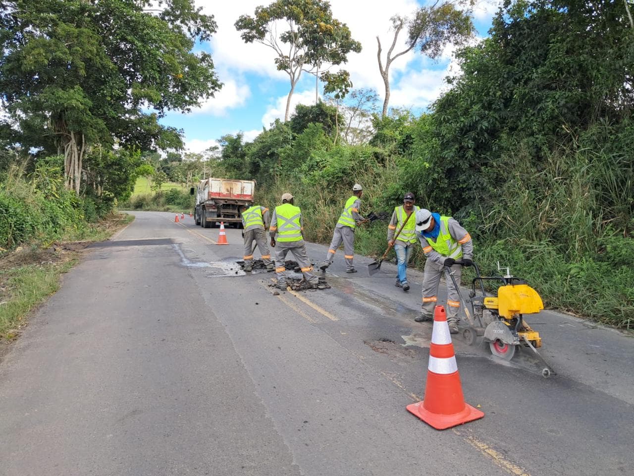 Rodovia BA-026 entre Santo Antônio de Jesus e Amargosa durante o período junino