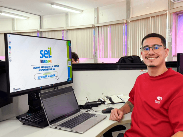 Servidor público acessando sistema digital em computador com logo do Gov.br na tela