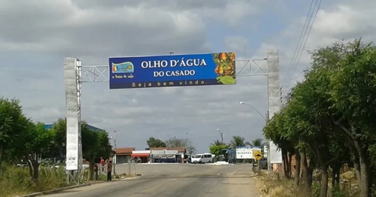Máquina retroescavadeira em obra de terraplanagem em município do semiárido alagoano