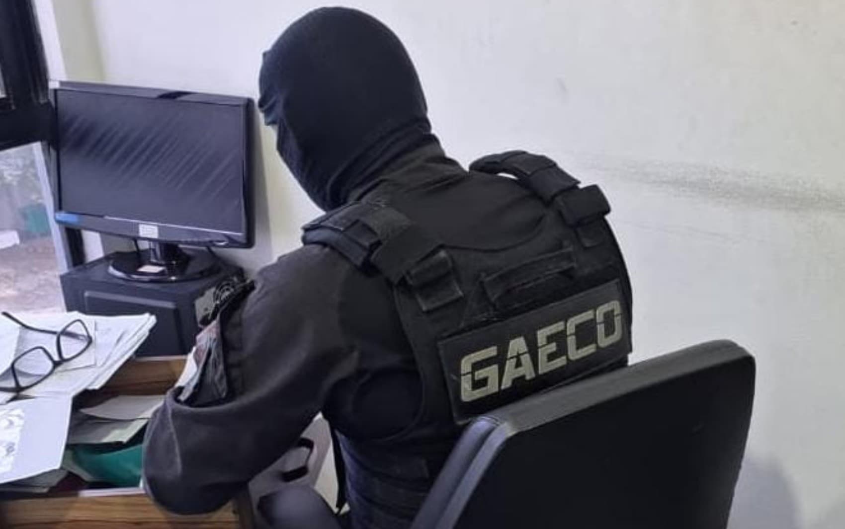 Agentes do Ministério Público da Bahia durante operação de busca e apreensão