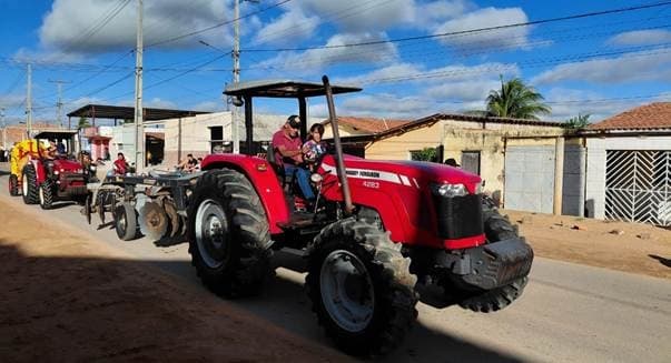 Tratores desfilando pelas ruas do distrito de Maniçoba durante a 1ª Tratorada da Festa dos Colonos, em Juazeiro (BA)