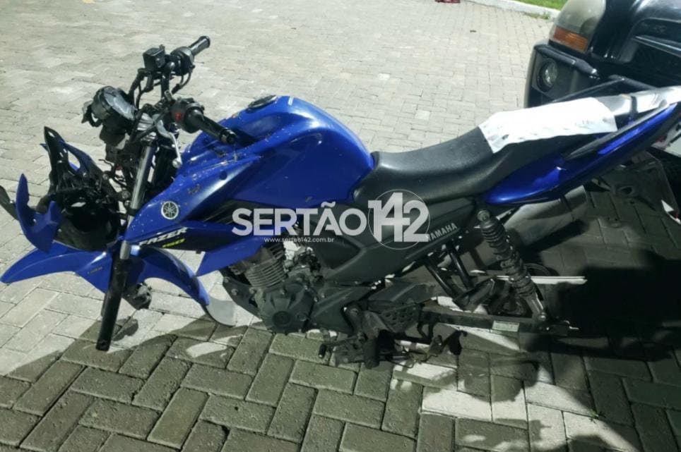 Motocicleta Yamaha Fazer azul recuperada pela ROCAM em área de mata em Santana do Ipanema