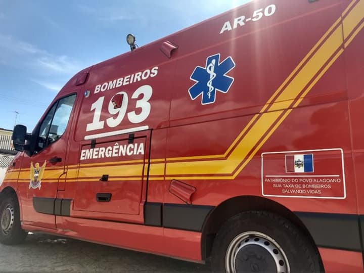 Viatura do Corpo de Bombeiros Militar de Alagoas em atendimento a acidente de moto