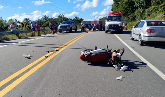 Viatura do Batalhão de Polícia Rodoviária em rodovia sergipana após acidente com motocicleta