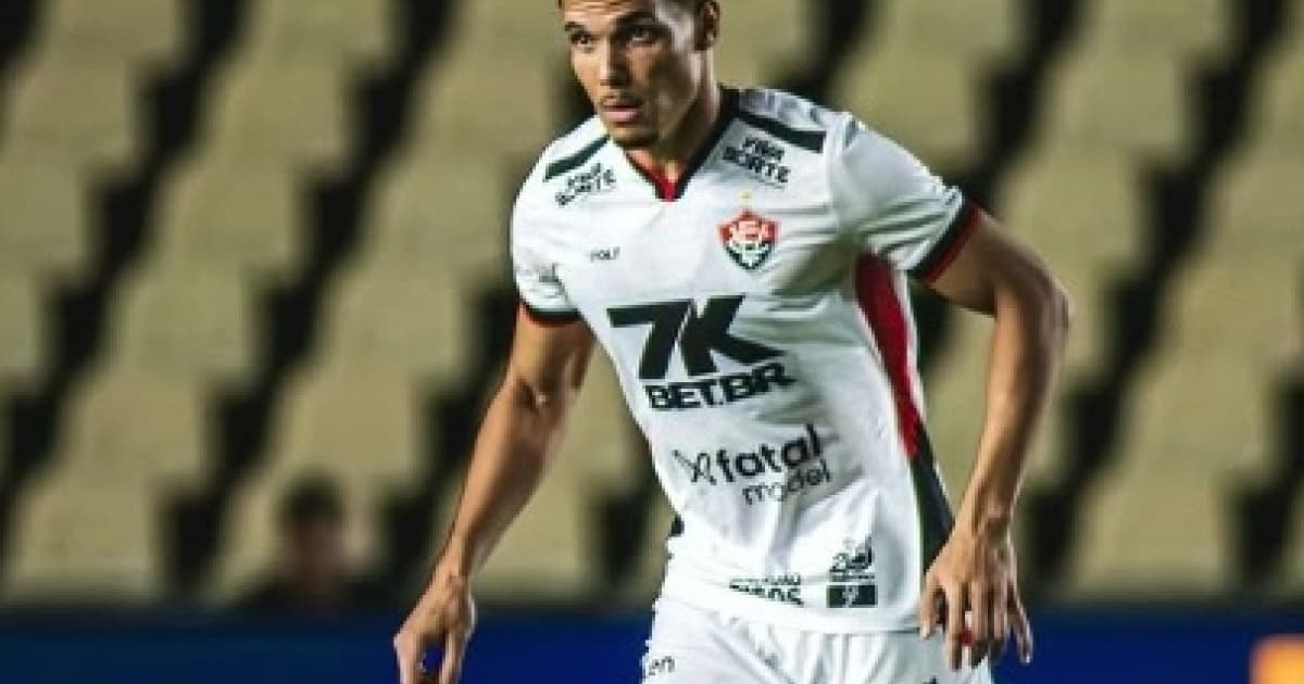 Zagueiro Neris com a camisa do Vitória em campo