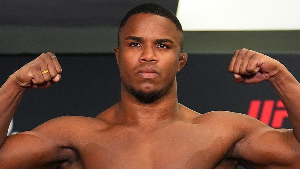 Felipe Franco, lutador baiano do UFC, posando para foto oficial da organização
