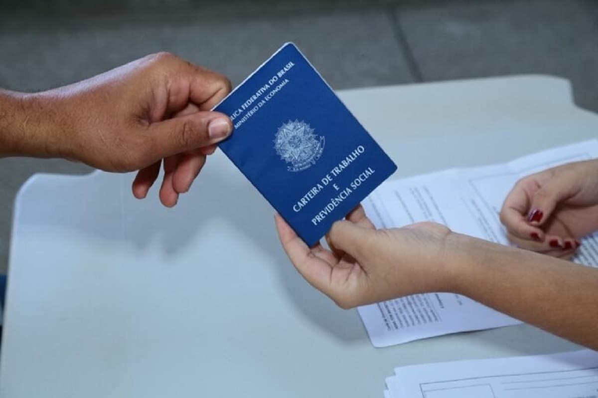 Balcão de atendimento do SineBahia com pessoas em busca de emprego